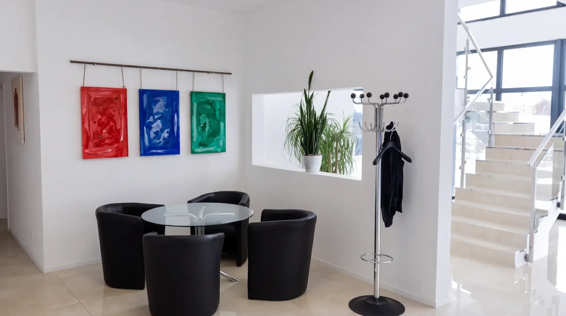 Lounge mit farbigen Wandbildern im Office der EFS Direktion Huf in Mainz-Hechtsheim